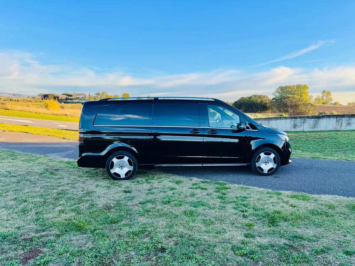 Mercedes Benz V300 4x4 XL Exclusive 7 seats 2025, vue avant — Luxury Car France, France. Mercedes Benz V300 4x4 XL Exclusive 7 seats en France La location du Mercedes Benz V300…