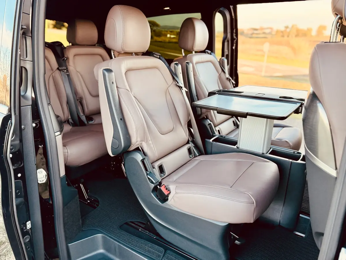 Mercedes Benz V300 4x4 XL Exclusive 7 seats 2025, vue arrière — Luxury Car France, France. Mercedes Benz V300 4x4 XL Exclusive 7 seats en France La location du Mercedes Benz V300…