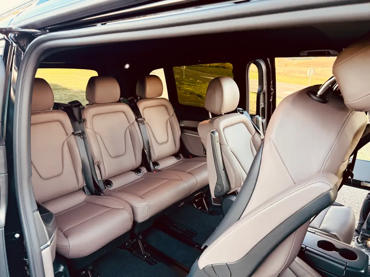 Mercedes Benz V300 4x4 XL Exclusive 7 seats 2025, intérieur — Luxury Car France, France. Mercedes Benz V300 4x4 XL Exclusive 7 seats en France La location du Mercedes Benz V300…