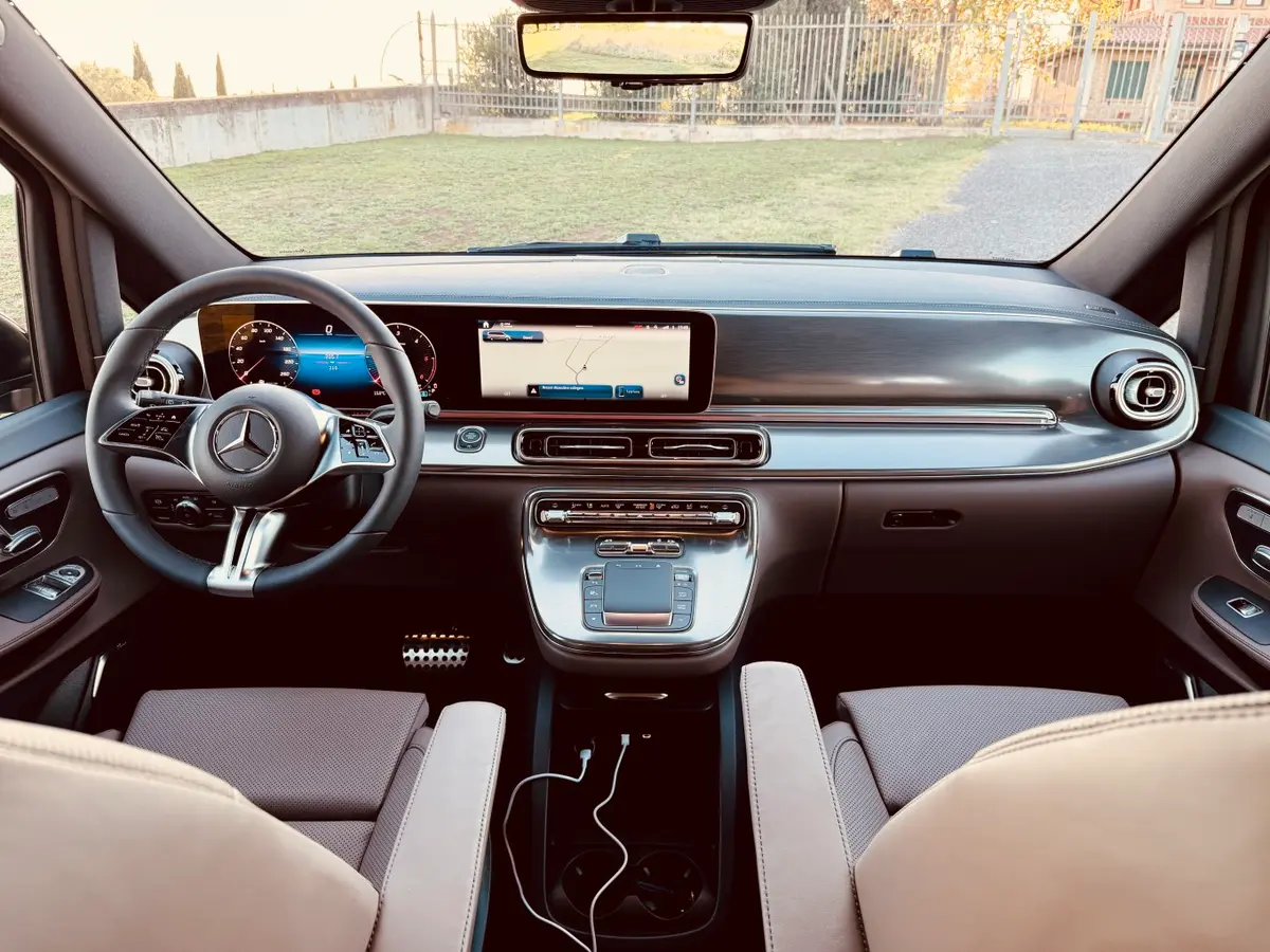 Mercedes Benz V300 4x4 XL Exclusive 7 seats 2025, tableau de bord — Luxury Car France, France. Mercedes Benz V300 4x4 XL Exclusive 7 seats en France La location du Mercedes Benz V300…