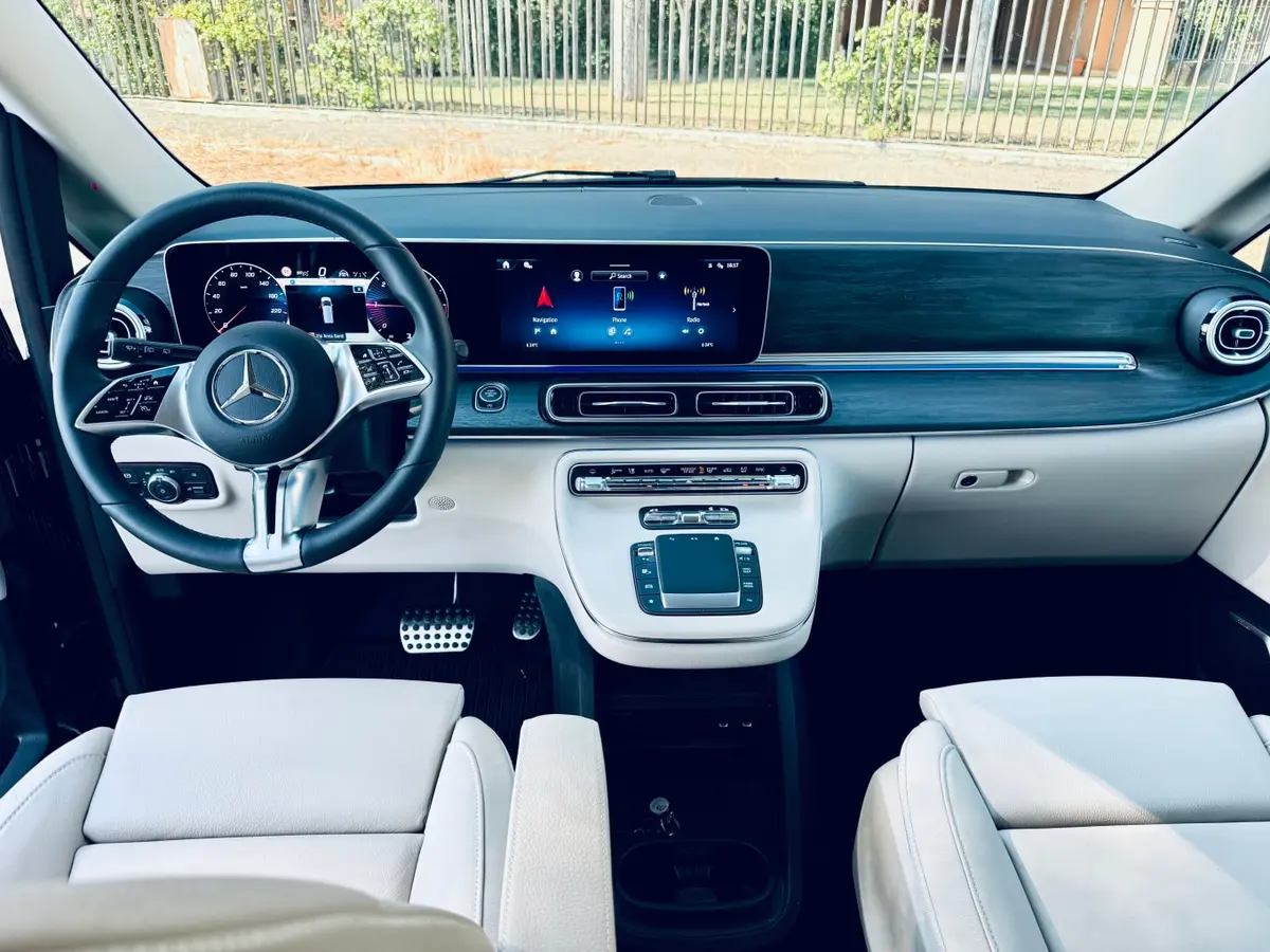 Mercedes Benz V300 4x4 XL VIP (Captain, 7 seat) 2025, vue arrière — Luxury Car France, France. Mercedes Benz V300 4x4 XL VIP (Captain, 7 seat) en France Le Mercedes Benz V300 4x4 XL…