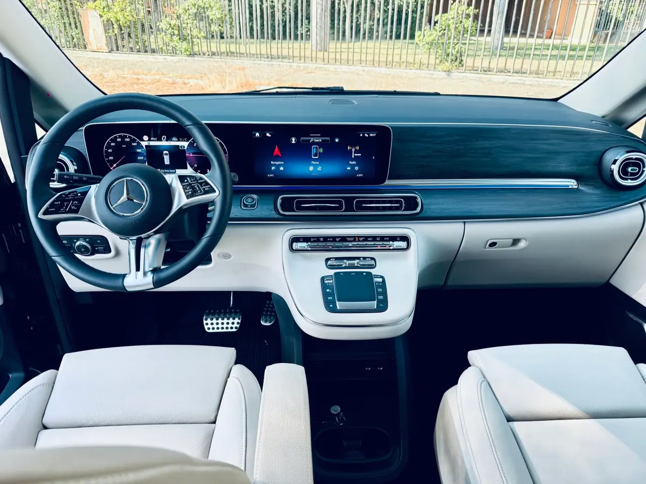 Mercedes Benz V300 4x4 XL VIP (Captain, 7 seat) 2025, vue arrière — Luxury Car France, France. Mercedes Benz V300 4x4 XL VIP (Captain, 7 seat) en France Le Mercedes Benz V300 4x4 XL…