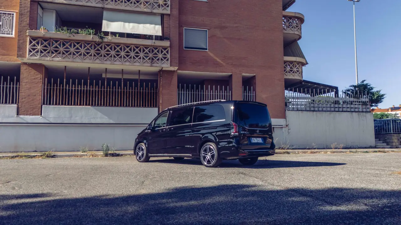 Mercedes Benz V300 4x4 XL VIP (Captain, 7 seat) 2025, intérieur — Luxury Car France, France. Mercedes Benz V300 4x4 XL VIP (Captain, 7 seat) en France Le Mercedes Benz V300 4x4 XL…