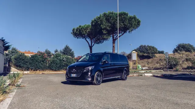 Mercedes Benz V300 4x4 XL VIP (Captain, 7 seat) 2025 — Luxury Car France, Francia