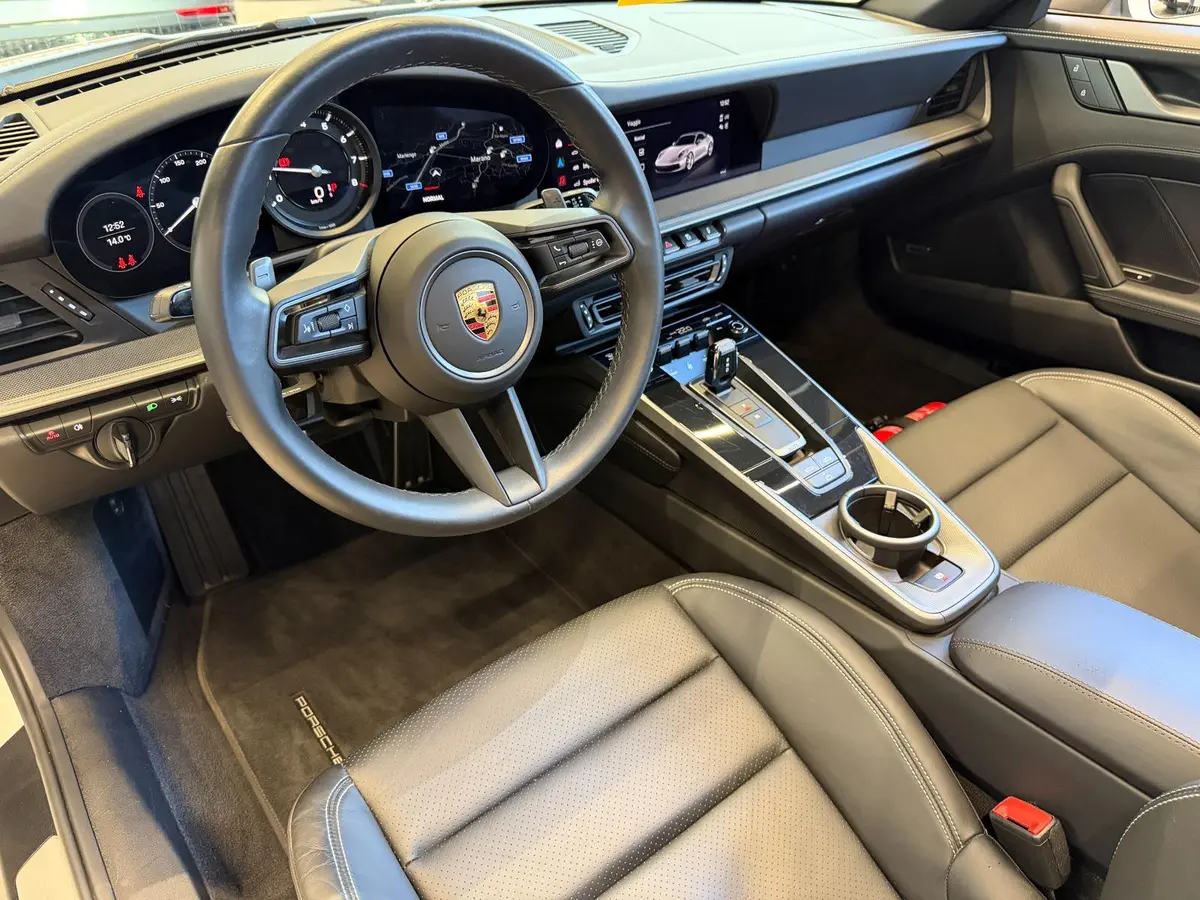 Porsche 911 Carrera S Cabrio (992) 2025, vista frontal — Luxury Car France, Francia. Porsche 911 Carrera S Cabrio (992) en Francia El Porsche 911 Carrera S Cabrio (992) está…