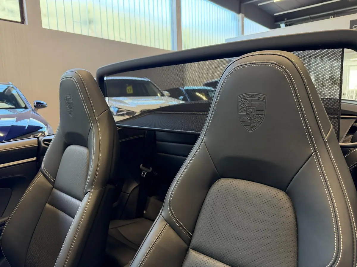 Porsche 911 Carrera S Cabrio (992) 2025, vista trasera — Luxury Car France, Francia. Porsche 911 Carrera S Cabrio (992) en Francia El Porsche 911 Carrera S Cabrio (992) está…
