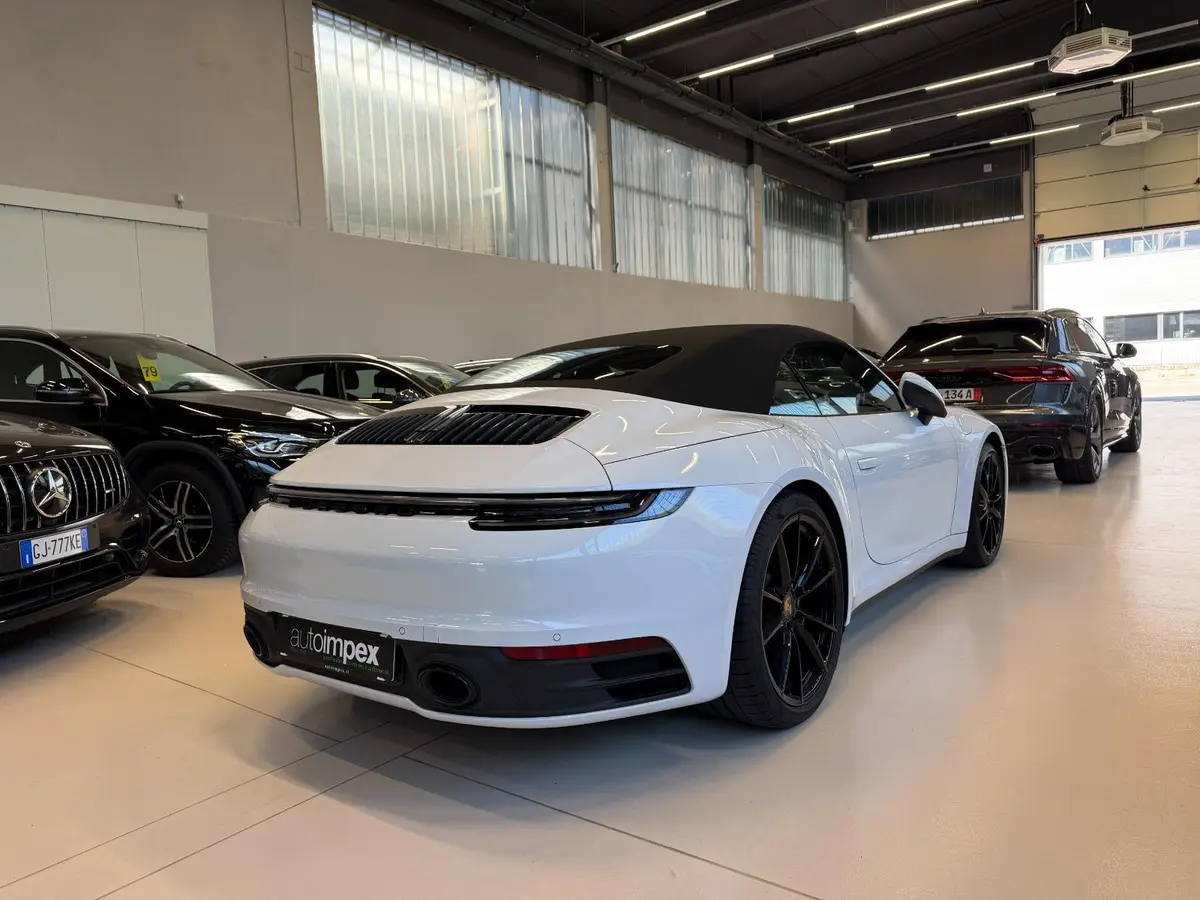 Porsche 911 Carrera S Cabrio (992) 2025, perfil lateral — Luxury Car France, Francia. Porsche 911 Carrera S Cabrio (992) en Francia El Porsche 911 Carrera S Cabrio (992) está…
