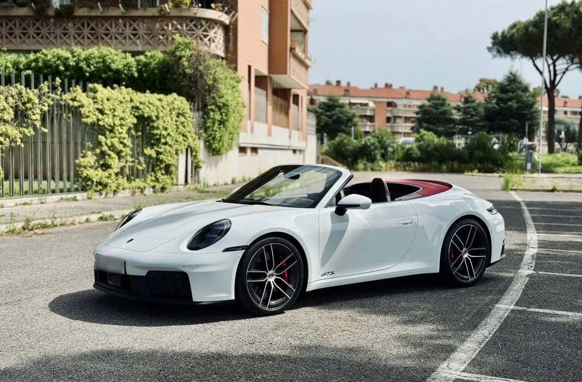 Porsche 992.2 Carrera 4 GTS Cabrio 2025 — Luxury Car France, Francia. Porsche 992.2 Carrera 4 GTS Cabrio en Francia El alquiler del Porsche 992.2 Carrera 4 GTS…