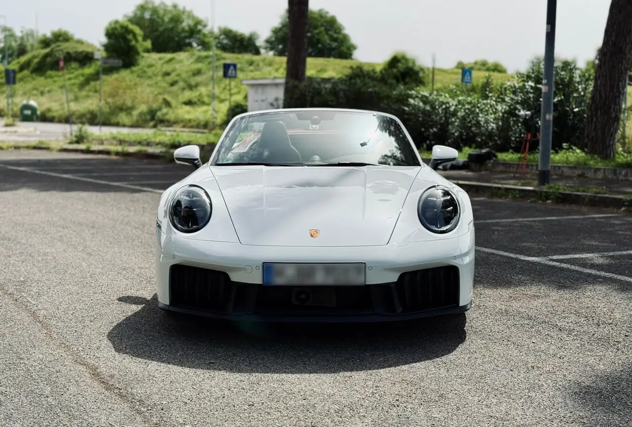 Porsche 992.2 Carrera 4 GTS Cabrio 2025, exterior — Luxury Car France, Francia. Porsche 992.2 Carrera 4 GTS Cabrio en Francia El alquiler del Porsche 992.2 Carrera 4 GTS…