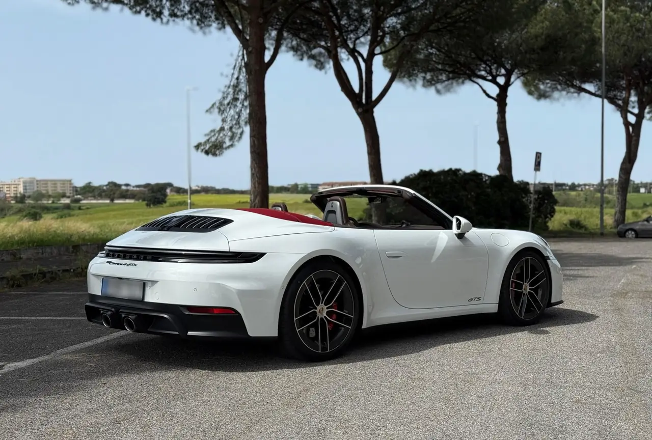 Porsche 992.2 Carrera 4 GTS Cabrio 2025, vista frontal — Luxury Car France, Francia. Porsche 992.2 Carrera 4 GTS Cabrio en Francia El alquiler del Porsche 992.2 Carrera 4 GTS…