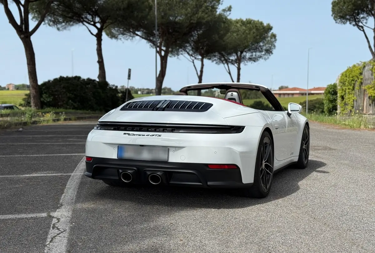 Porsche 992.2 Carrera 4 GTS Cabrio 2025, vista trasera — Luxury Car France, Francia. Porsche 992.2 Carrera 4 GTS Cabrio en Francia El alquiler del Porsche 992.2 Carrera 4 GTS…