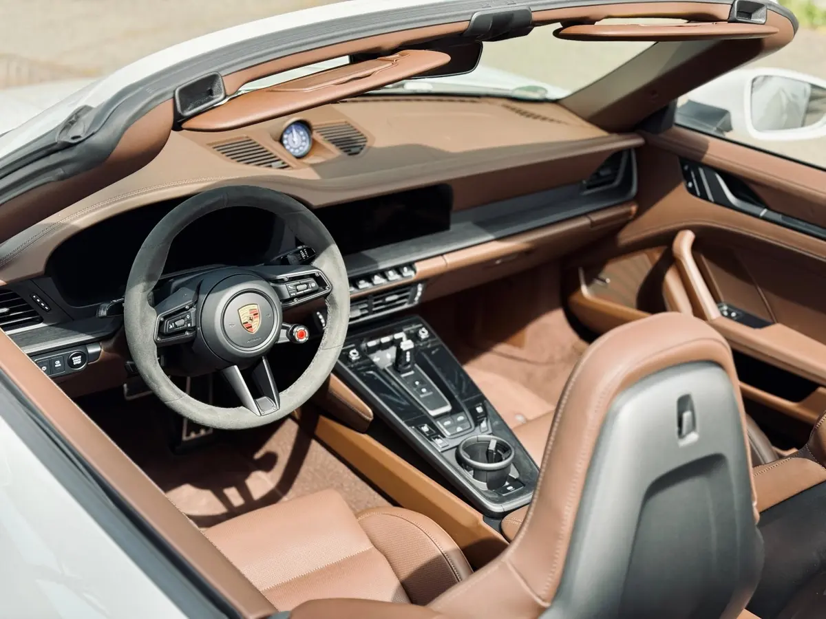 Porsche 992.2 Carrera 4 GTS Cabrio 2025, interior — Luxury Car France, Francia. Porsche 992.2 Carrera 4 GTS Cabrio en Francia El alquiler del Porsche 992.2 Carrera 4 GTS…