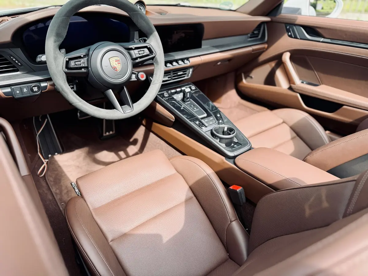 Porsche 992.2 Carrera 4 GTS Cabrio 2025, salpicadero — Luxury Car France, Francia. Porsche 992.2 Carrera 4 GTS Cabrio en Francia El alquiler del Porsche 992.2 Carrera 4 GTS…