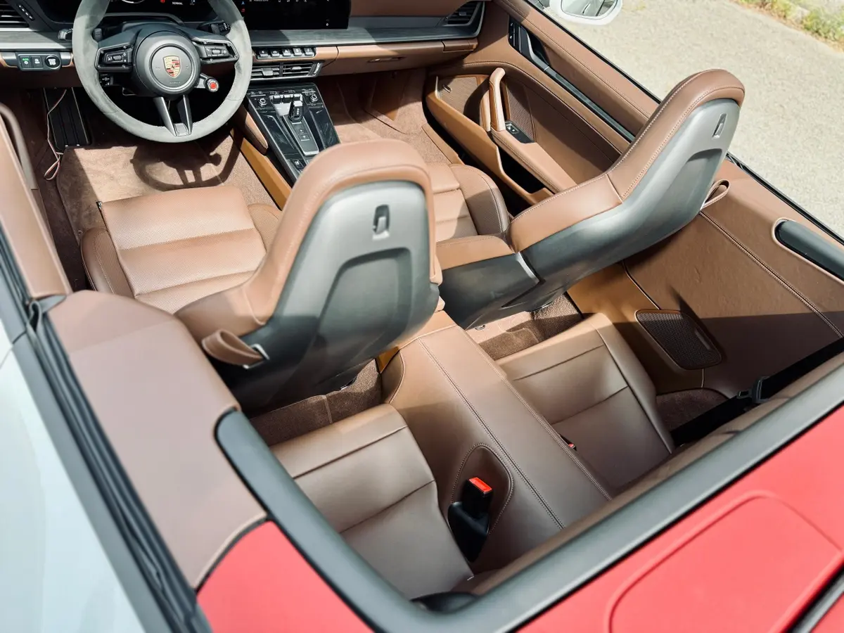 Porsche 992.2 Carrera 4 GTS Cabrio 2025, perfil lateral — Luxury Car France, Francia. Porsche 992.2 Carrera 4 GTS Cabrio en Francia El alquiler del Porsche 992.2 Carrera 4 GTS…