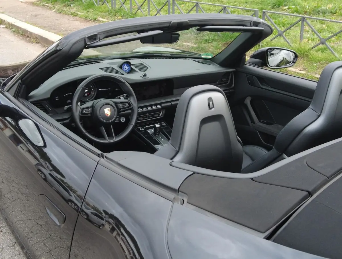 Porsche 992 Carrera 4 GTS Cabrio 2024, interior — Luxury Car France, Francia. Porsche 992 Carrera 4 GTS Cabrio en Francia El servicio de alquiler del Porsche 992…