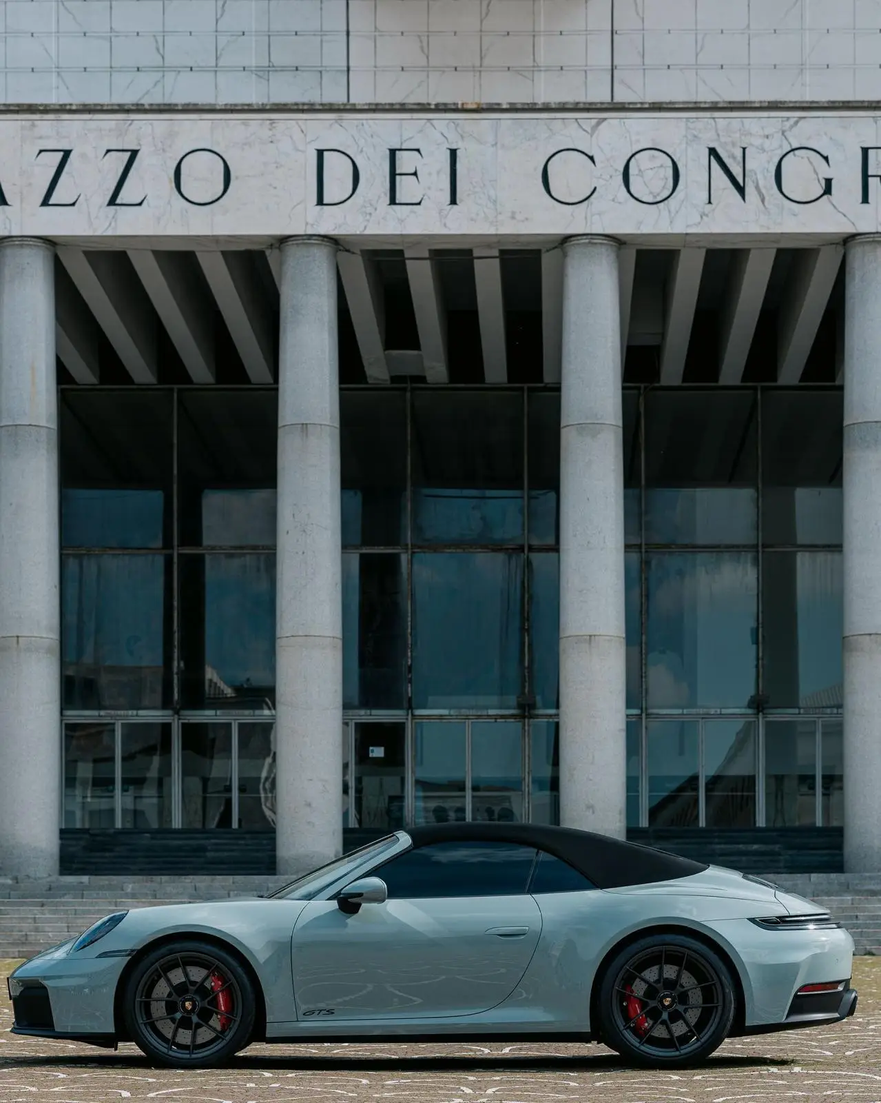 Porsche Carrera Spyder 992,2 GTS 2025, vista frontal — Luxury Car France, Francia. Porsche Carrera Spyder 992,2 GTS en Francia El Porsche Carrera Spyder 992,2 GTS está…