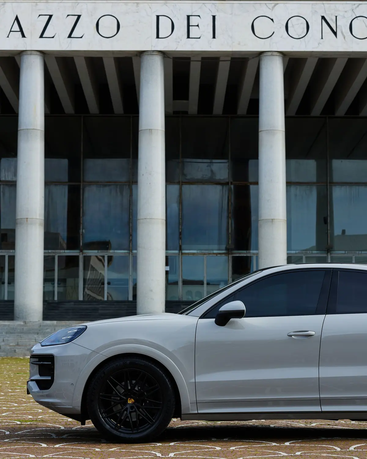 Porsche Cayenne 2025, vista frontale — Luxury Car France, Francia. Porsche Cayenne a Francia Il noleggio della Porsche Cayenne a Francia propone un modello…