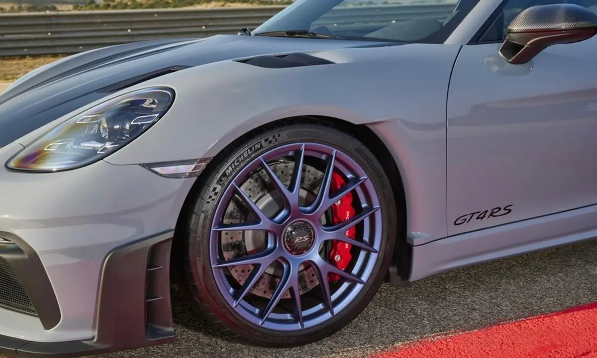 Porsche GT4 RS 2024, vue avant — Luxury Car France, France. Porsche GT4 RS à France La Porsche GT4 RS est proposée à la location en France dans une…