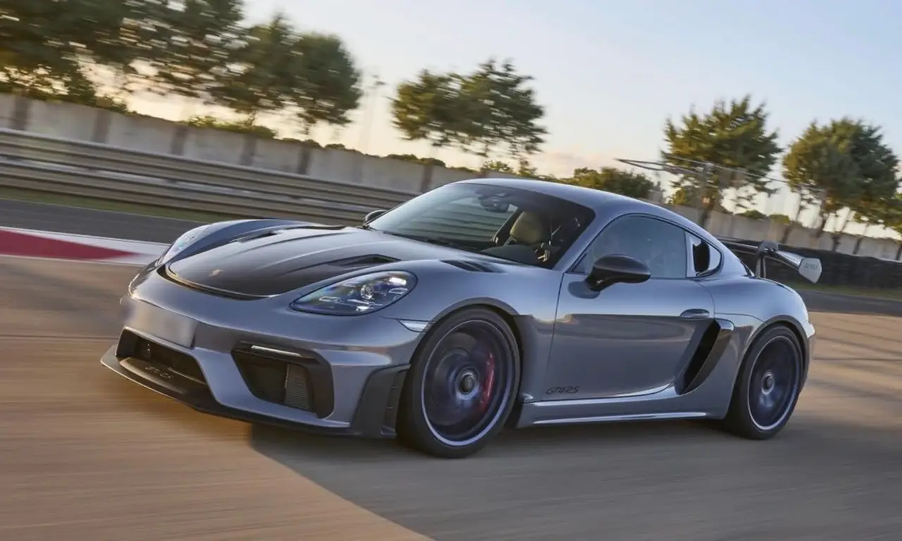 Porsche GT4 RS 2024, vue arrière — Luxury Car France, France. Porsche GT4 RS à France La Porsche GT4 RS est proposée à la location en France dans une…
