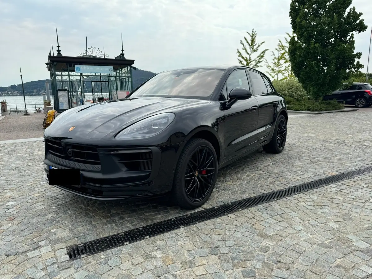 Porsche Macan GTS 2024, vue arrière — Luxury Car France, France. Porsche Macan GTS en France La Porsche Macan GTS est disponible à la location en France,…