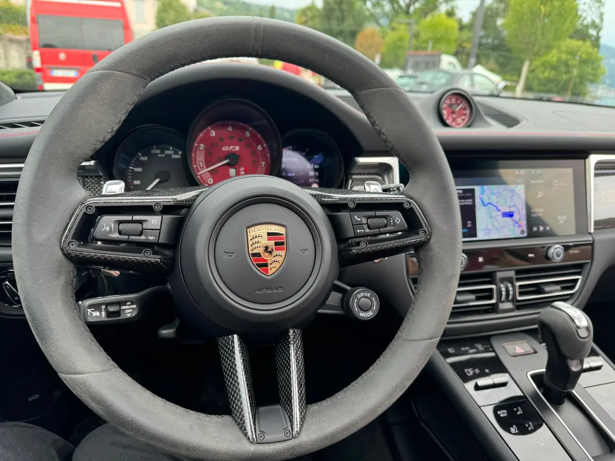 Porsche Macan GTS 2024, intérieur — Luxury Car France, France. Porsche Macan GTS en France La Porsche Macan GTS est disponible à la location en France,…