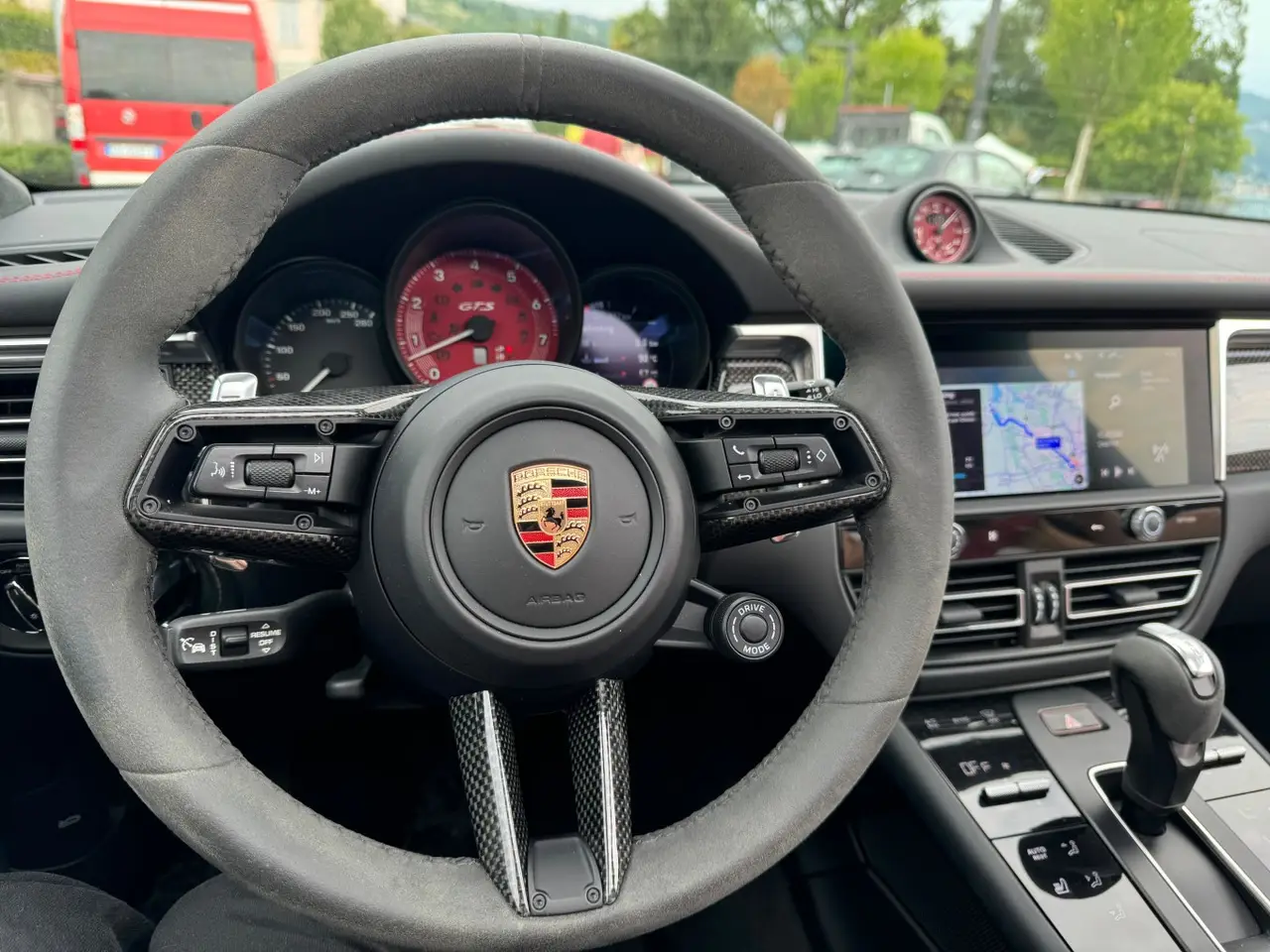 Porsche Macan GTS 2024, intérieur — Luxury Car France, France. Porsche Macan GTS en France La Porsche Macan GTS est disponible à la location en France,…