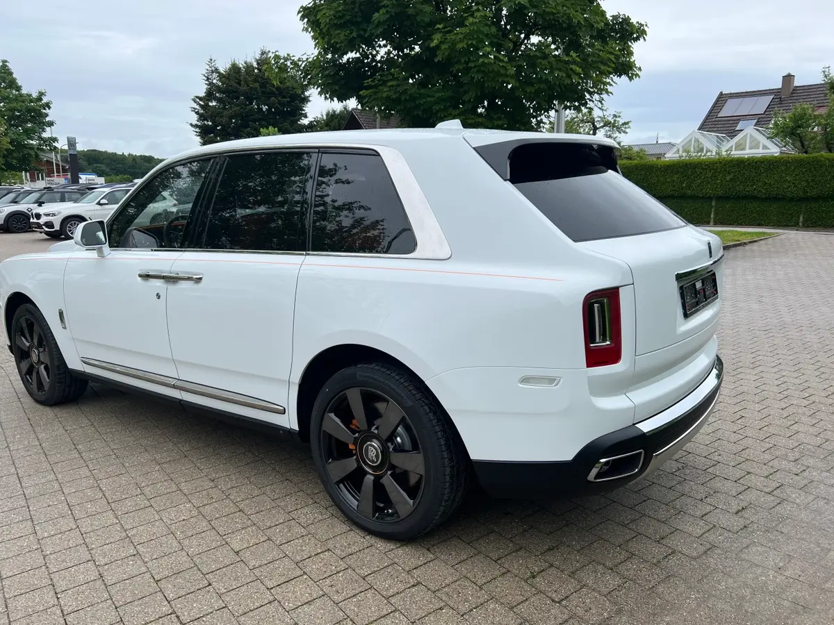 Rolls-Royce Cullinan 2022, side profile — Luxury Car France, France. Rolls-Royce Cullinan in France The Rolls-Royce Cullinan is available for hire in France,…