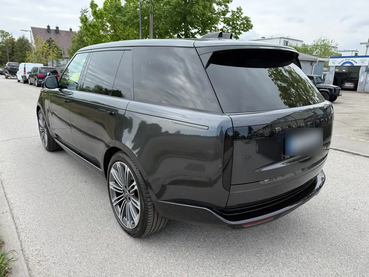 Rover Range Rover Autobiography D350 7s 2025 — Luxury Car France, Francia. La Range Rover Autobiography D350 a sette posti si presenta come il SUV di riferimento…