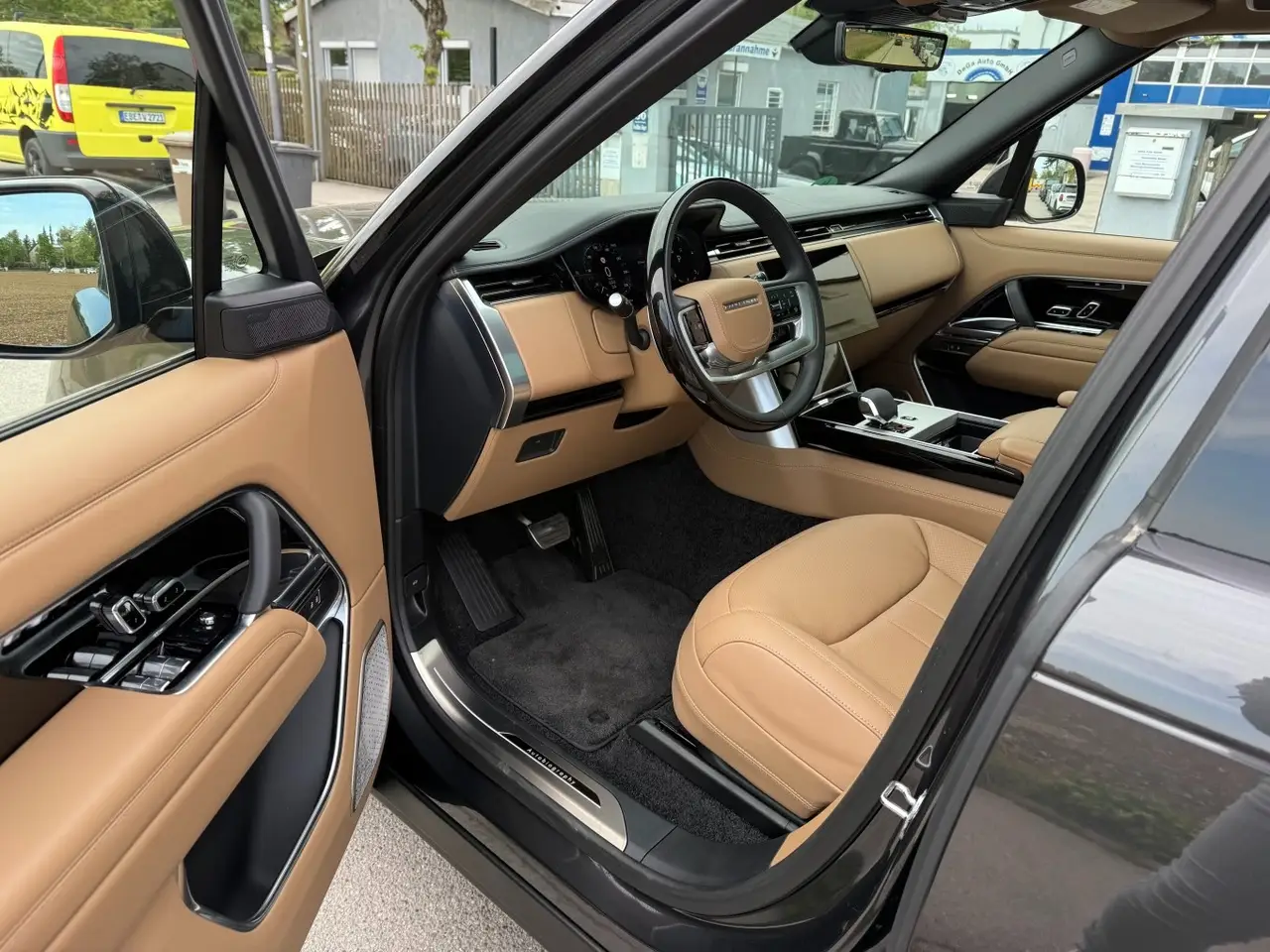 Rover Range Rover Autobiography D350 7s 2025, esterno — Luxury Car France, Francia. La Range Rover Autobiography D350 a sette posti si presenta come il SUV di riferimento…